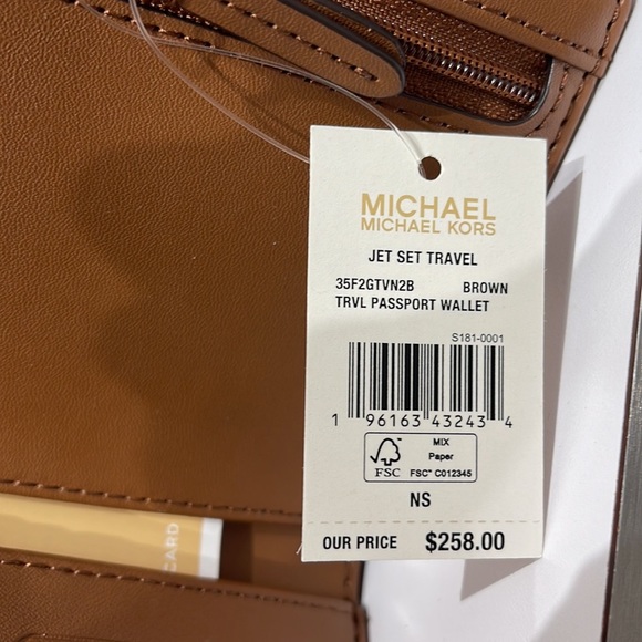 Michael Kors Jet Set Travel Passport Wallet
Brown Signature/Golden- NWT - Picture 13 of 16
